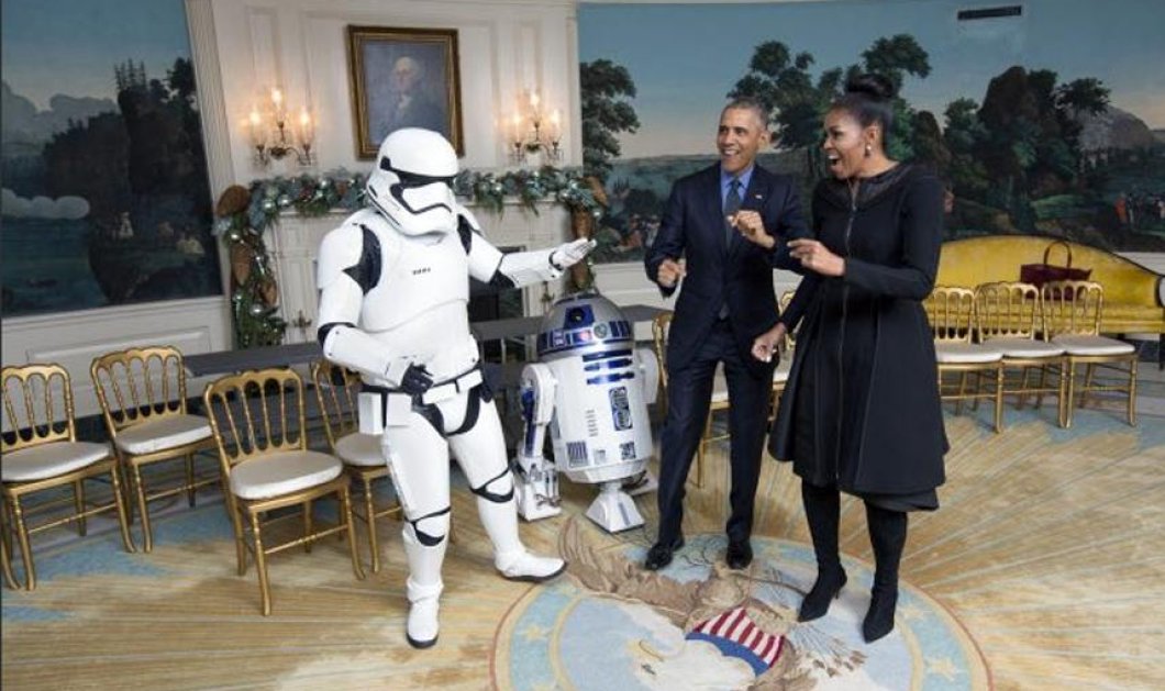 Ο Μπάρακ Ομπάμα και η σύζυγός του Μισέλ χορεύουν μαζί με έναν πολεμιστή-stormtrooper και το ρομπότ R2-D2 από την ταινία Star Wars, στον Λευκό Οίκο - Picture: Morne de Klerk/Getty  