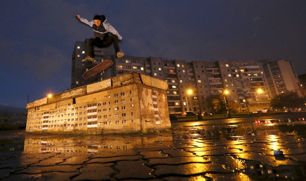 Εντυπωσιακός ο Ρώσος scateboarder πηδάει στην πλατεία της Σιβηρίας - Βραδάκι στο Krasnoyarsk - Picture: REUTERS/Ilya Naymushin