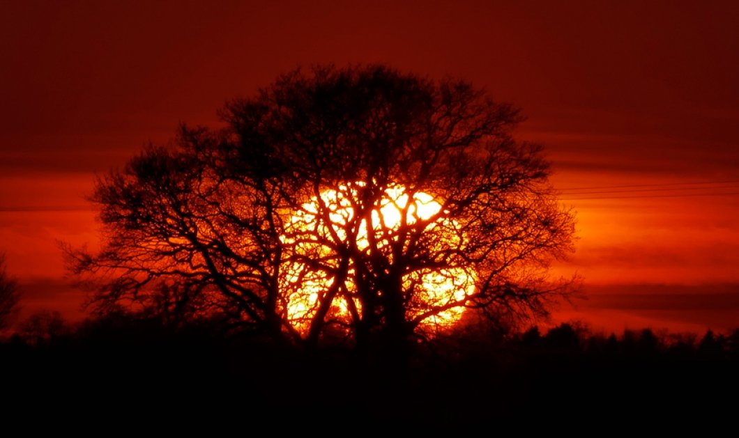 Μοναδικός ο κόκκινος ουρανός από το πανέμορφο ηλιοβασίλεμα στο  Fifield, Berkshire  - Picture: Geoff Swaine