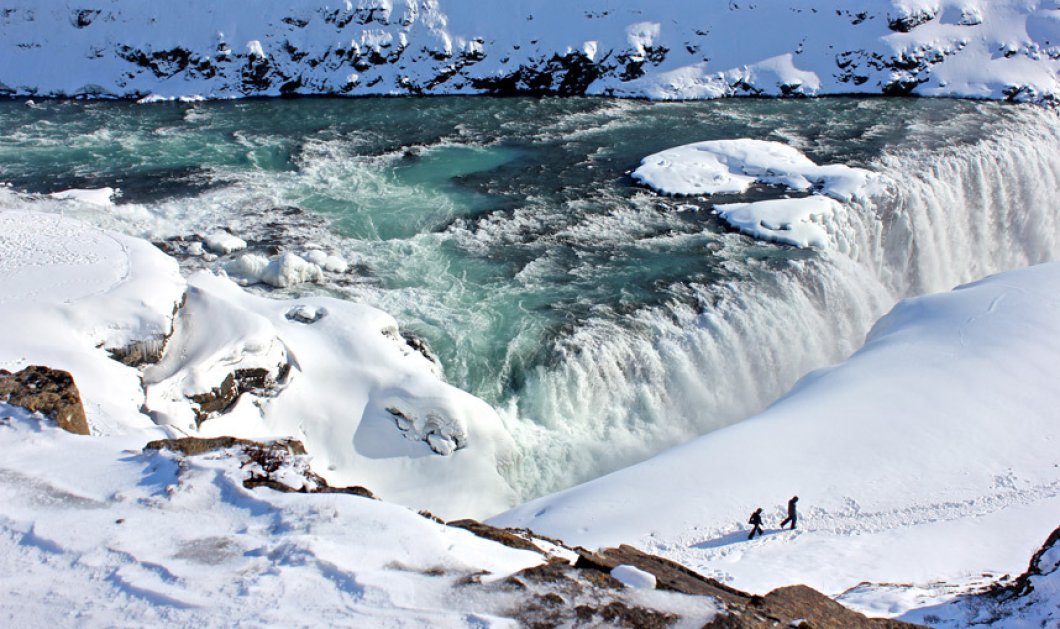 Ζευγάρι απολαμβάνει....στους -30 τον παγωμένο καταρράκτη της Ισλανδίας- Ποτέ κανείς δεν έφτασε εκεί! - Picture: Larissa Sherwood/Solent News