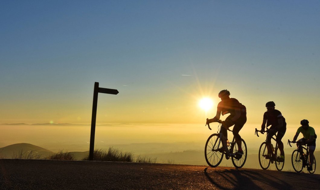 Ποδηλάτες φωτίζονται από τον ήλιο σε μια όμορφη μέρα στη Cumbria - Picture: NNP 