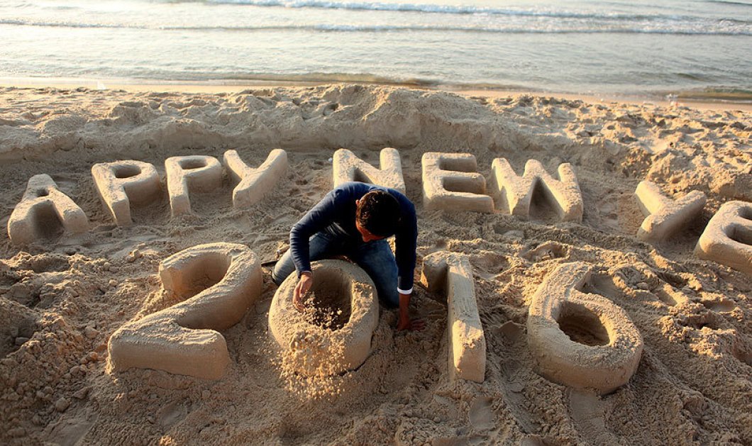 Ελπίδες στην άμμο; Παλαιστίνιος δημιουργεί το Happy New Year 2016 & στέλνει το παγκόσμιο μήνυμα από την παράλια - Picture: Fathi/NurPhoto/REX/Shutterstock