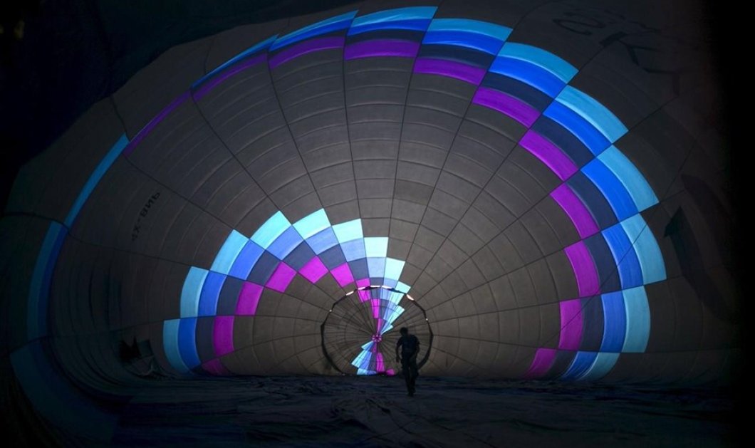 1/10/2015 - Ένας χειριστής αερόστατου ετοιμάζεται για πτήση, στα πλαίσια του Διεθνούς Φεστιβάλ Αερόστατων που διεξάγεται στο Ισραήλ - REUTERS / BAZ RATNER 