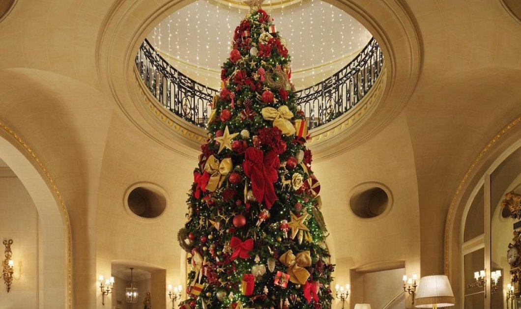Το Ritz London «φόρεσε» τα γιορτινά του - φωτό ημέρας το χριστουγεννιάτικο δέντρο στο εμβληματικό ξενοδοχείο 
