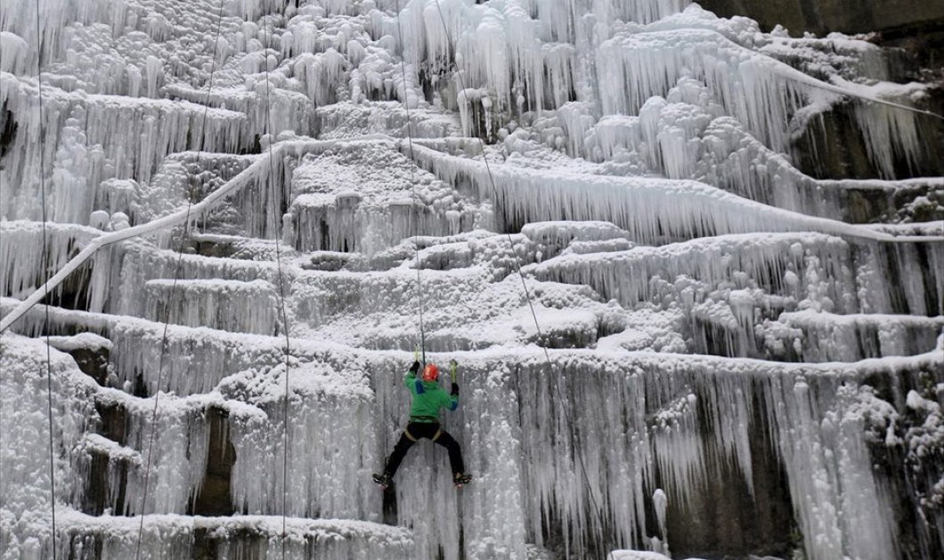 Θαρραλέος άντρας αναρριχάται σε ένα τεχνητό τείχος από πάγο, στην πόλη Λίμπερετς, στην Τσεχία - Picture: REUTERS / DAVID W CERNY