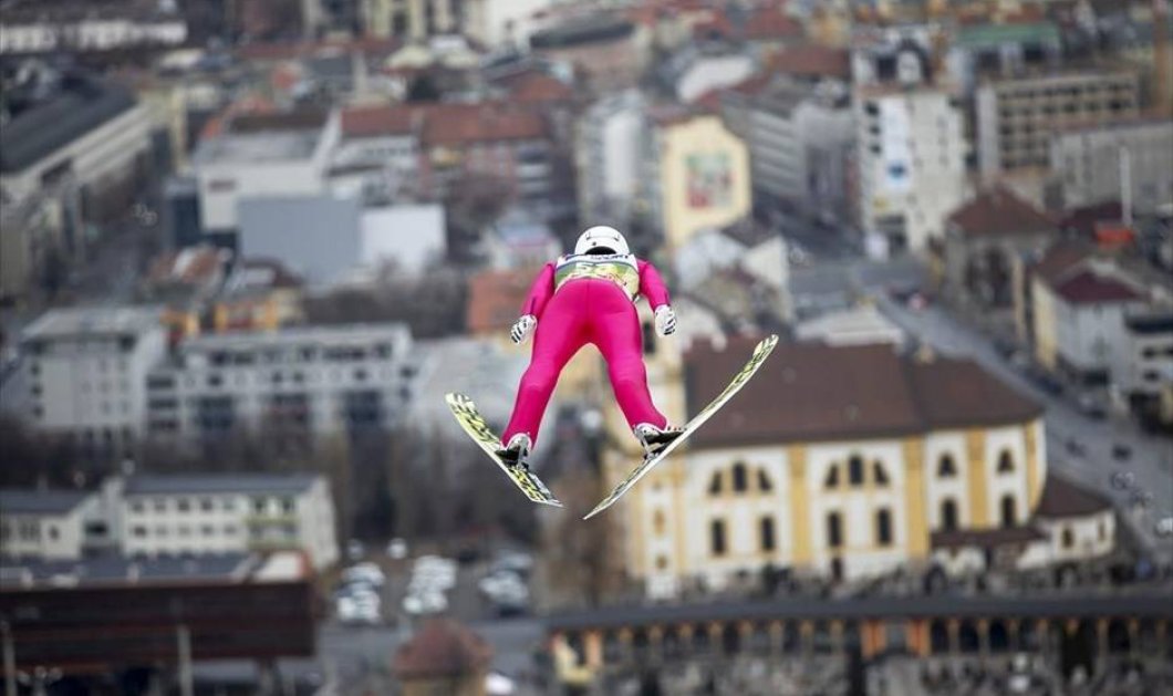 Ο Ελβετός αθλητής Simon Ammann σε μια «πτήση» του κατά τη διάρκεια των προκριματικών του διάσημου τουρνουά Four Hills ski jumping, στην Ίνσμπρουκ της Αυστρίας. Picture: EPA / JAN HETFLEISCH