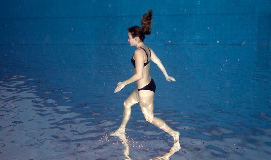 28/5/2015 - Η Σλοβάκα αθλήτρια συγχρονισμένης κολύμβησης Lenka Tanner κάνει το trick ''Upside down'': Φαίνεται ότι περπατάει πάνω στο νερό αλλά... εκείνη απλώς ποζάρει ανάποδα σε μια πισίνα - Picture: Barcroft Media