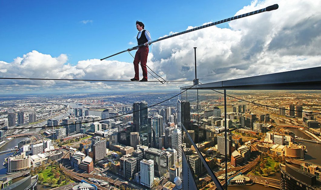 11/9/2015 -  Ο ριψοκίνδυνος Kane Petersen ακροβατεί επιτυχώς σε ύψος 300 μέτρων ανάμεσα σε 2 ουρανοξύστες στην Αυστραλία - Picture: Getty