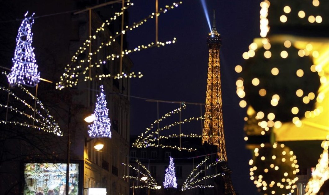 Στιγμιότυπο από το εορταστικά φωτισμένο Παρίσι, λίγες ημέρες πριν τα Χριστούγεννα- Picture: REUTERS / MAL LANGSDON