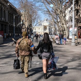 Φωτό ημέρας ο Ουκρανός στρατιώτης και η καλή του - περπατούν χέρι, χέρι δίπλα σε οδοφράγματα - κλικ από Sedat Suna/EPA - Κυρίως Φωτογραφία - Gallery - Video