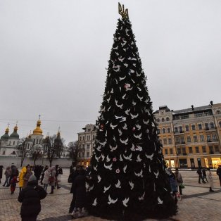 Φωτό ημέρας από την εμπόλεμη Ουκρανία - το χριστουγεννιάτικο δέντρο στην πλατεία Sofiyska του Κιέβου - photo: Oleg Petrasyuk/EPA-ANA/MPA  - Κυρίως Φωτογραφία - Gallery - Video