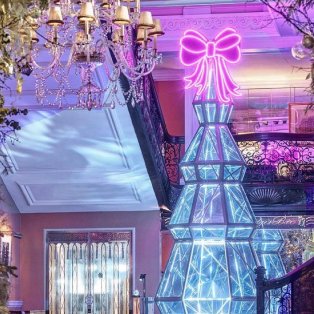 Φωτό ημέρας το χριστουγεννιάτικο δέντρο στο Claridge’s Hotel του Λονδίνου - Σχεδιασμένο από την Sandra Choi για τον Jimmy Choo - Κυρίως Φωτογραφία - Gallery - Video