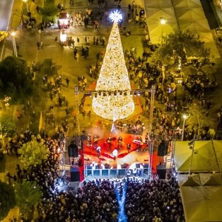 Η Ελλάδα «φορά» τα γιορτινά της! Φωτό ημέρας από τον @nikos.tsiak και το χριστουγεννιάτικο δέντρο στην Καλαμάτα  - Κυρίως Φωτογραφία - Gallery - Video