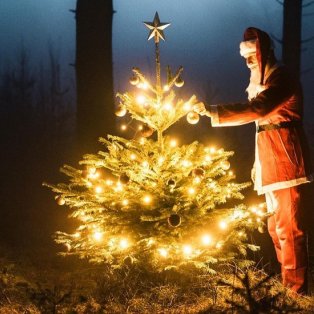 Ο Άγιος Βασίλης και το χριστουγεννιάτικο ελατάκι του - φωτό ημέρας από τον @tom_juenemann/@earth_deluxe - Κυρίως Φωτογραφία - Gallery - Video