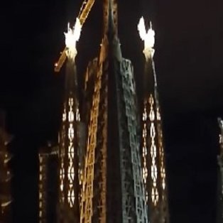 Φωτό ημέρας από την Βαρκελώνη - Φωταγωγήθηκαν για πρώτη φορά οι δύο νέοι πύργοι της Sagrada Familia  - Κυρίως Φωτογραφία - Gallery - Video