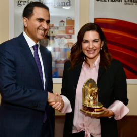 Όλγα Κεφαλογιάννη: Με baby pink πουκάμισο και μαύρο κουστούμι υποδέχθηκε τον πρέσβη του Κατάρ – Είμαστε δημοφιλής προορισμός για τους Άραβες (φωτό)