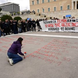 Απίστευτο! Έσβησαν τα ονόματα των 57 θυμάτων που έγραψαν με κόκκινη μπογιά - Τι απαντά η αντιδήμαρχος Αθηναίων, Ρωξάνη Μπέη (βίντεο)