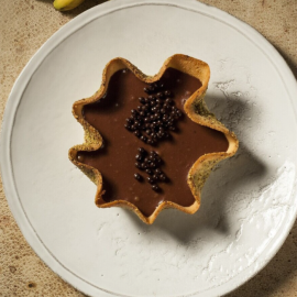 Ο Στέλιος Παρλιάρος μας φτιάχνει πεντανόστιμη τάρτα με σοκολάτα γάλακτος & μπανάνα - Η γεύση της θα σας συναρπάσει !