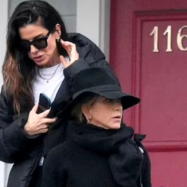 Η στιγμή που η 50χρονη Jennifer Aniston και η 59χρονη Sandra Bullock βγαίνουν από τον πλαστικό χειρουργό - Ο Dr. Neil A Gordon είναι διάσημος για ρινοπλαστικές & botοx (φωτό)