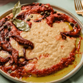 Το πεντανόστιμο χταποδάκι της Ντίνας Νικολάου: Κοκκινιστό με φάβα !